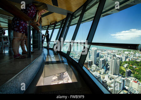 Les touristes d'admirer la vue sur le centre-ville d'Auckland Sky Tower observation deck Banque D'Images