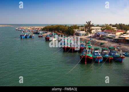 Bateaux de pêche dans le port de Phan Rang, province de Ninh Thuan, Vietnam Banque D'Images