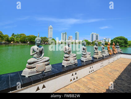 Les Statues de Seema Malakaya Gangarama Au Temple dans le lac Beira, Seema Malakaya est l'un des belles Structures religieuses Banque D'Images