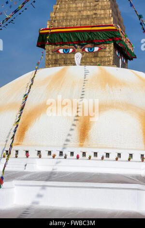 Bodhnath, au Népal. Les yeux de Bouddha All-Seeing contempler d'en haut du stupa de Bodhnath, un centre du bouddhisme tibétain. Banque D'Images