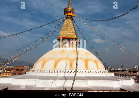 Bodhnath, au Népal. Les yeux de Bouddha All-Seeing contempler d'en haut du stupa de Bodhnath, un centre du bouddhisme tibétain. Banque D'Images