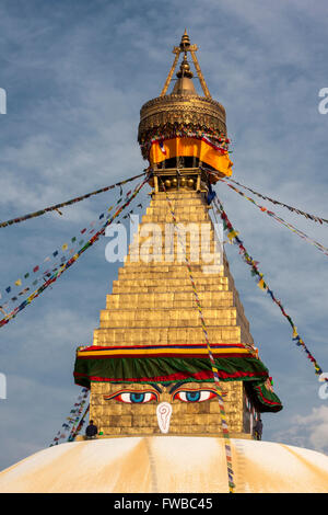 Bodhnath, au Népal. Les yeux de Bouddha All-Seeing contempler d'en haut du stupa de Bodhnath, un centre du bouddhisme tibétain. Banque D'Images