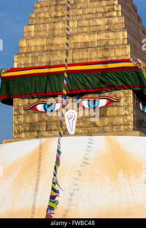 Bodhnath, au Népal. Les yeux de Bouddha All-Seeing contempler d'en haut du stupa de Bodhnath, un centre du bouddhisme tibétain. Banque D'Images