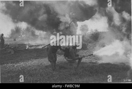 La première guerre mondiale, l'infanterie italienne pratiquant avec lance-flammes vers 1916. Peut-être prises en France ou en Macédoine. Banque D'Images