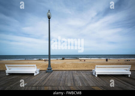Des bancs sur la promenade à Rehoboth Beach, Delaware. Banque D'Images