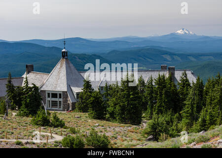 Avis de Timberline Lodge et Mt Jefferson de TImberline Trail sur Mt Hood, Oregon Banque D'Images