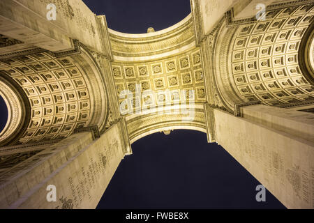 Arc de Triomphe Vue de dessous la nuit Banque D'Images