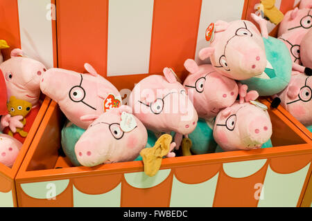 Toy Box plein de Peppa Pigs soft toys Banque D'Images