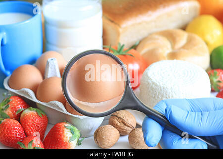 Allergie alimentaire concept abstrait avec l'examen de médecin et la loupe closeup Banque D'Images