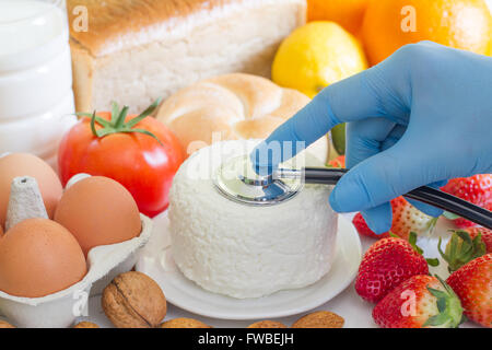 Allergie alimentaire concept abstrait avec l'examen de médecin et la loupe closeup Banque D'Images