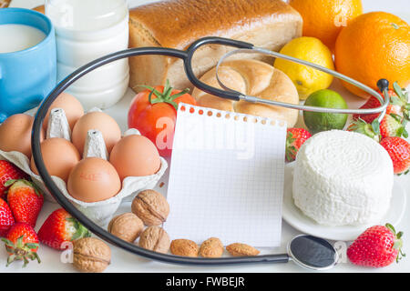 Allergie alimentaire concept abstrait avec l'examen de médecin et la loupe closeup Banque D'Images