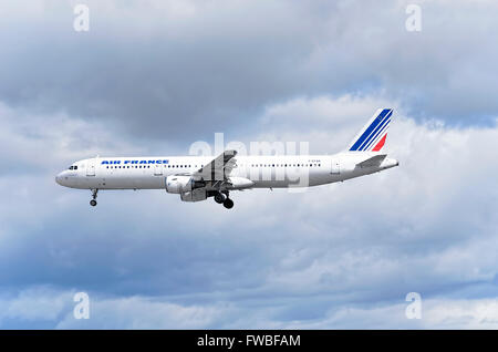 Avion de ligne Airbus A321-212 --, -d- Air France Compagnie aérienne, s'approche, prête à la terre, à l'aéroport de Madrid. Photos : 1 de 2. Banque D'Images