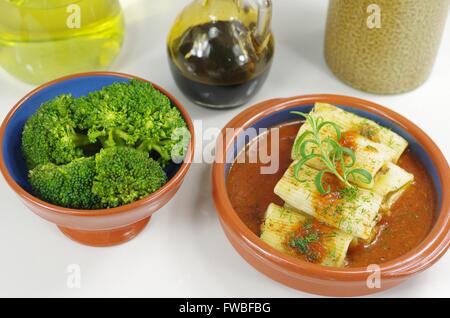 Pâtes alimentaires farcies avec le romarin et le brocoli en sauce Banque D'Images
