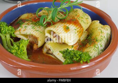 Pâtes alimentaires farcies avec le romarin et le brocoli en sauce Banque D'Images