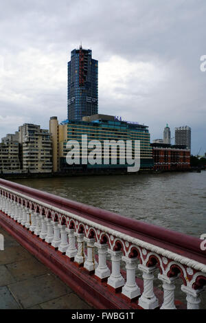 Rive sud de la Tamise, avec construction de 1 Blackfriars, et l'hôtel Mondrian. (Prises Août 2015) Banque D'Images