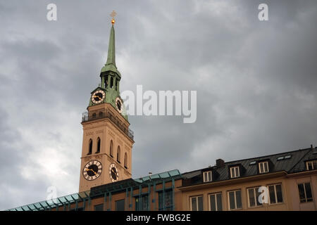 Vue sur l'église de Saint - Pierre (Peterskirche) tour de la ville de Munich, Bavière, Allemagne. Banque D'Images