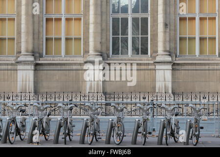 La station de partage de vélos Vélib à Paris Banque D'Images