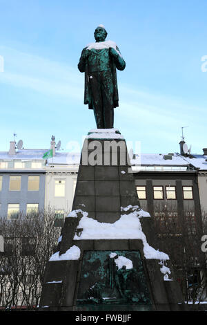 La neige d'hiver, statue de Jon Sigurdsson, Austurvollur Square, sur la ville de Reykjavik, Islande Banque D'Images