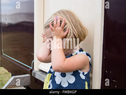 La tête dans les mains girl Banque D'Images