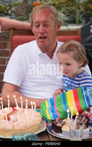 Son gâteau d'anniversaire et le sien Banque D'Images