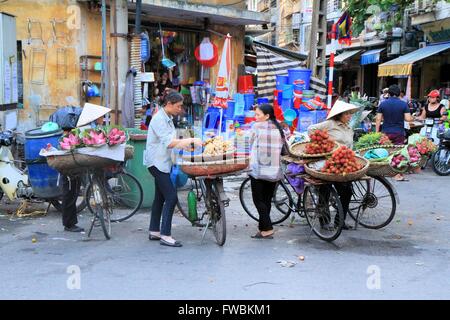 Chers vietnamiens de fruits frais de vente de leur location dans le vieux quartier de Hanoi, Vietnam, Asie Banque D'Images