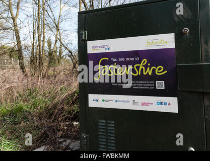 Un BT Openreach cabinet routière pour les connexions à large bande dans les régions rurales de la Loire. Banque D'Images