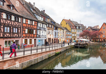 Français traditionnels colorés maisons à colombages de la vieille ville de Colmar ville, Alsace, France Banque D'Images