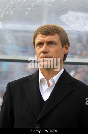 Kiev, UKRAINE - le 16 octobre 2010 : FC Karpaty Lviv manager Oleh Kononov regarde pendant l'Ukraine match de championnat contre le FC Dyna Banque D'Images