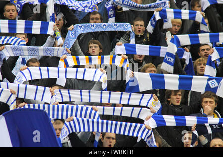 Kiev, UKRAINE - le 16 octobre 2010 : FC Dynamo Kiev des partisans de l'équipe montrer leur soutien pendant l'Ukraine match de championnat contre le FC Karpaty Lviv le 16 octobre 2010 à Kiev, Ukraine Banque D'Images