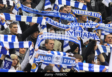 Kiev, UKRAINE - le 16 octobre 2010 : FC Dynamo Kiev des partisans de l'équipe montrer leur soutien pendant l'Ukraine match de championnat contre le FC Karpaty Lviv le 16 octobre 2010 à Kiev, Ukraine Banque D'Images