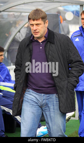 Kiev, UKRAINE - le 16 octobre 2010 : FC Dynamo Kyiv manager Oleg Luzhnyy ressemble au cours de l'Ukraine Championnat match contre Karpaty Lviv le 16 octobre 2010 à Kiev, Ukraine Banque D'Images