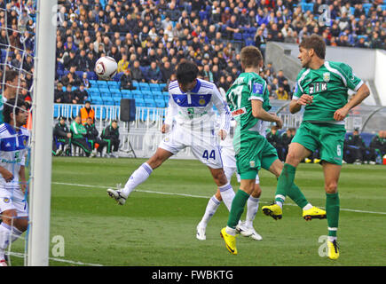 Kiev, UKRAINE - le 16 octobre 2010 : Leandro Almeida de Dynamo Kiev (# 44) se bat pour la balle avec le FC Karpaty Lviv Ukraine les joueurs pendant leur Championship le 16 octobre 2010 à Kiev, Ukraine Banque D'Images