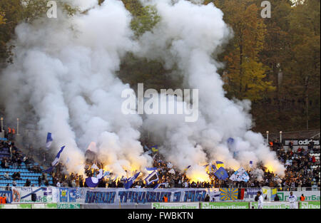 Kiev, UKRAINE - le 16 octobre 2010 : FC Dynamo Kyiv (ultra ultras partisans) brûler survenues durant l'Ukraine match de championnat contre Banque D'Images