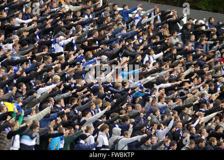 Kiev, UKRAINE - le 16 octobre 2010 : FC Dynamo Kiev des partisans de l'équipe montrer leur soutien pendant l'Ukraine match de championnat contre le FC Banque D'Images