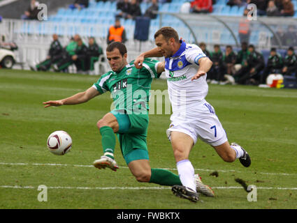 Kiev, UKRAINE - le 16 octobre 2010 : Andriy Shevchenko de Kiev Dynamo (R) se bat pour la balle avec Ivan Milosevic de Karpaty Lviv d Banque D'Images