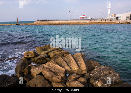 Lecture Power Station - Station d'alimentation fonctionnant au gaz naturel qui fournit une alimentation électrique à Tel Aviv, Israël. Vue du Port de Tel Aviv Banque D'Images