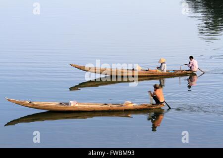 Les pêcheurs sur la rivière Hue en canot en bois traditionnel, Hue, Vietnam, Asie Banque D'Images