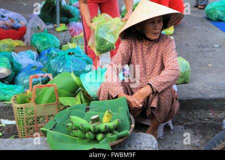 Vieille dame vendant des bananes sur le marché, Hue, Vietnam, Asie Banque D'Images