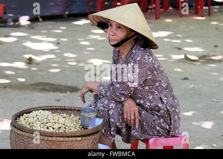 La vente d'arachides, de dame vietnamienne Hue, Vietnam, Asie Banque D'Images
