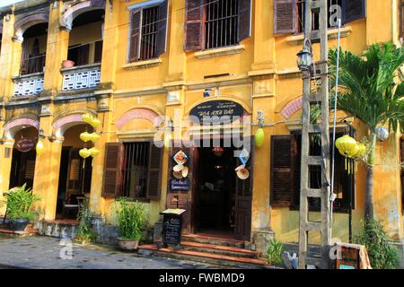 Restaurant de style colonial dans la vieille ville d'Hoi An, Vietnam, Asie Banque D'Images