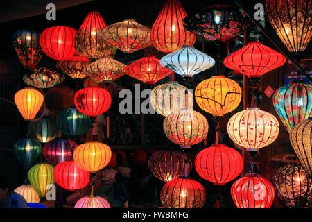 La soie traditionnelle et lanternes en bambou à vendre à Hoi An, Vietnam, Asie Banque D'Images