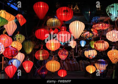 La soie traditionnelle et lanternes en bambou à vendre à Hoi An, Vietnam, Asie Banque D'Images