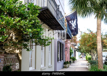 Arc-en-ciel colorés des maisons historiques, rangée, Charleston, Caroline du Sud, USA Banque D'Images