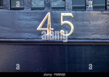 Le nombre 45 sur la plaque de porte de chambre dans la ville historique de Charleston, Caroline du Sud, USA Banque D'Images