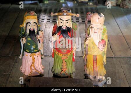 Trois statuettes représentant le bonheur, la prospérité et la longévité, Hoi An, Vietnam, Asie Banque D'Images