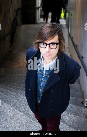 Portrait d'auteur Travis Elborough sous le pont de Londres. Travis est un écrivain largement publié. Banque D'Images