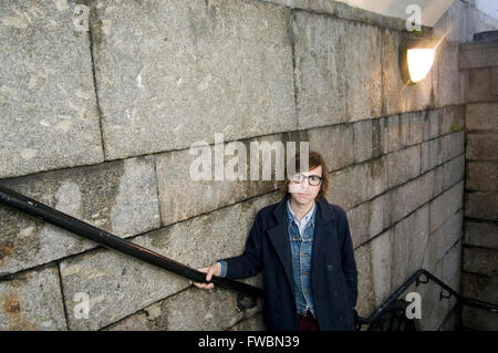 Portrait d'auteur Travis Elborough sous le pont de Londres. Travis est un écrivain largement publié. Banque D'Images