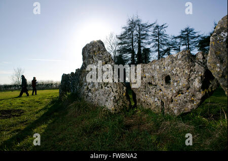 Les marcheurs en prenant un tour du cercle de pierre pierres individuelles et connu comme le 'Rollright Stones', un cercle de pierre de l'époque néolithique sur le sommet d'une colline dans l'Oxfordshire, UK. Le cercle de pierres a été faite faite par l'homme autour de 2500 à 2000 ans avant JC. Banque D'Images