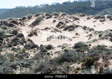 Les dunes de sable à l'embouchure de la rivière Aljezeur avec un développement de logement à l'horizon Banque D'Images