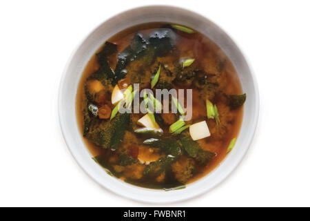 Un bol de soupe miso , nourriture Japonaise, vue du dessus isolé sur fond blanc Banque D'Images